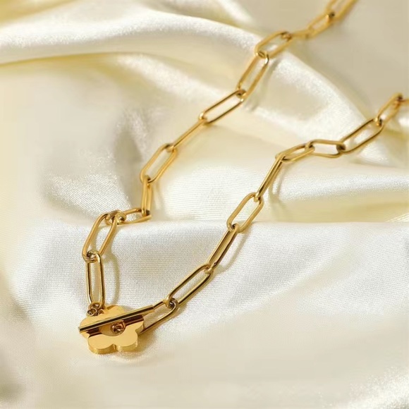 14k gold plated Paper clip chained flower necklace - Picture 3 of 6